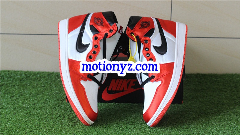 Air Jordan 1 Retro High OG Black Toe Satin